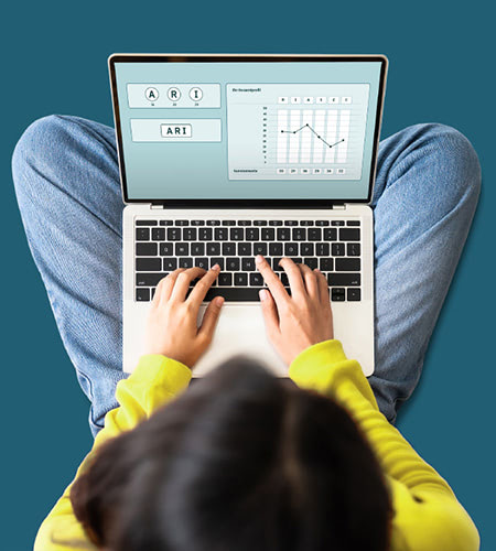 Frau sitzend mit Laptop